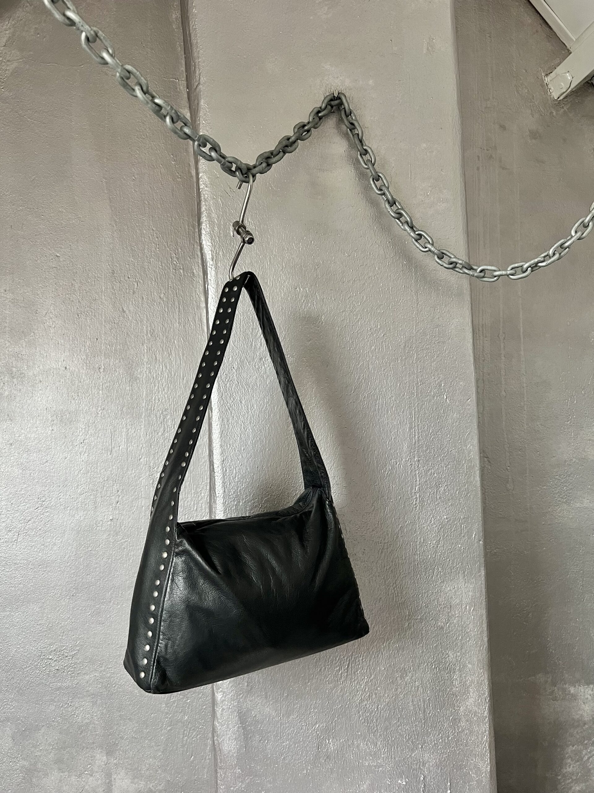 Vintage real leather shoulderbag with silver buttons black