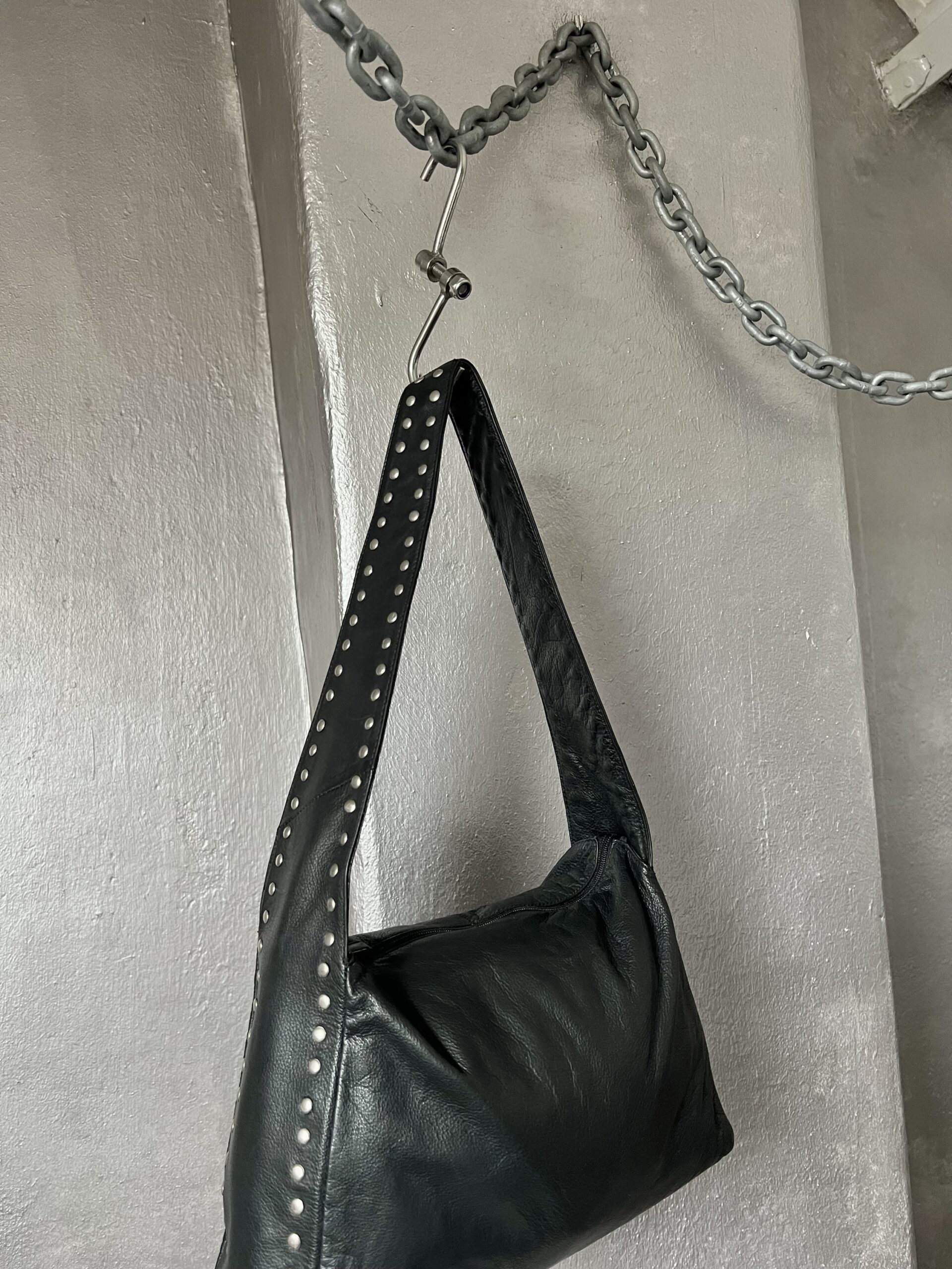Vintage real leather shoulderbag with silver buttons black - Image 3