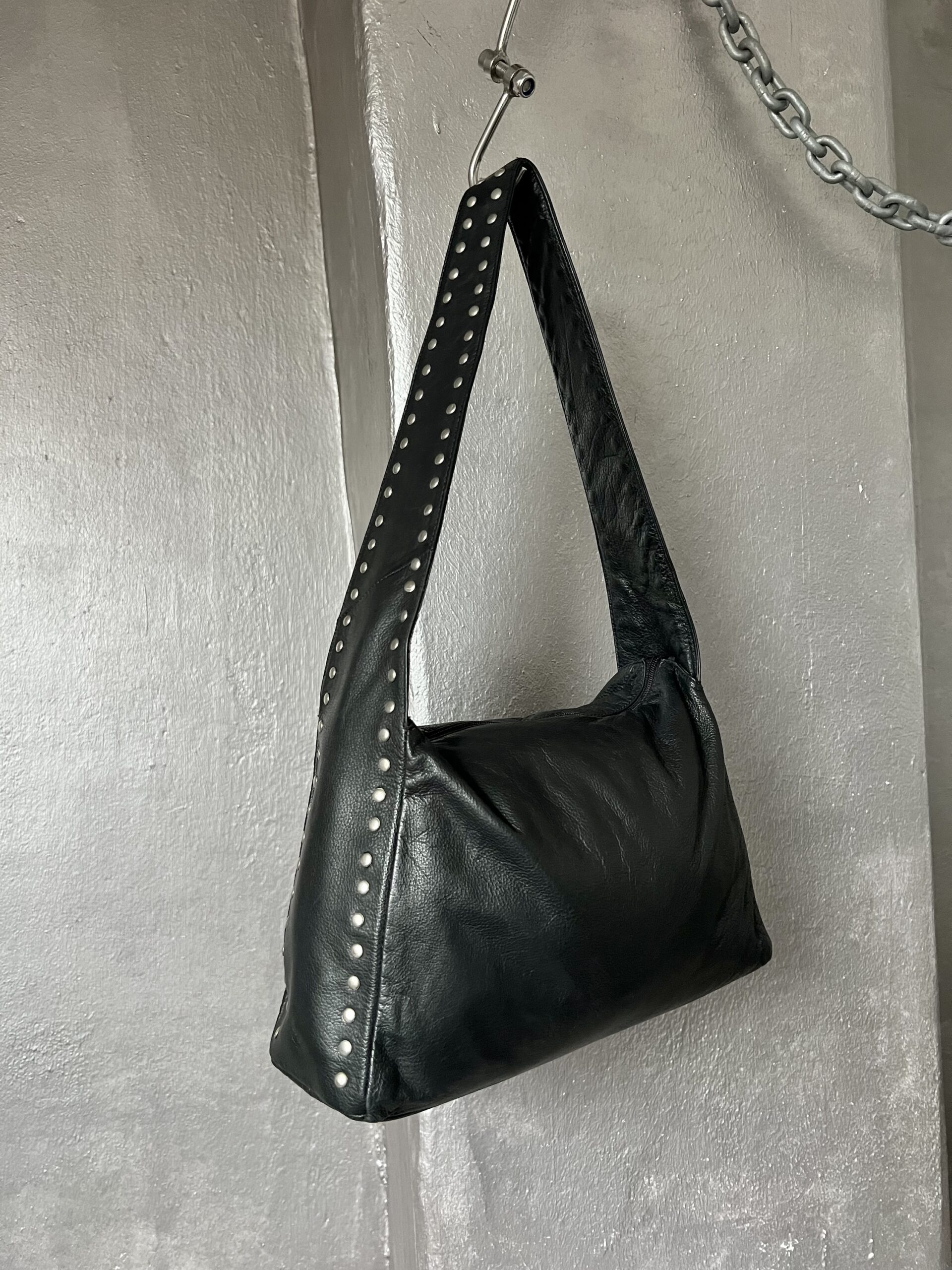 Vintage real leather shoulderbag with silver buttons black - Image 4