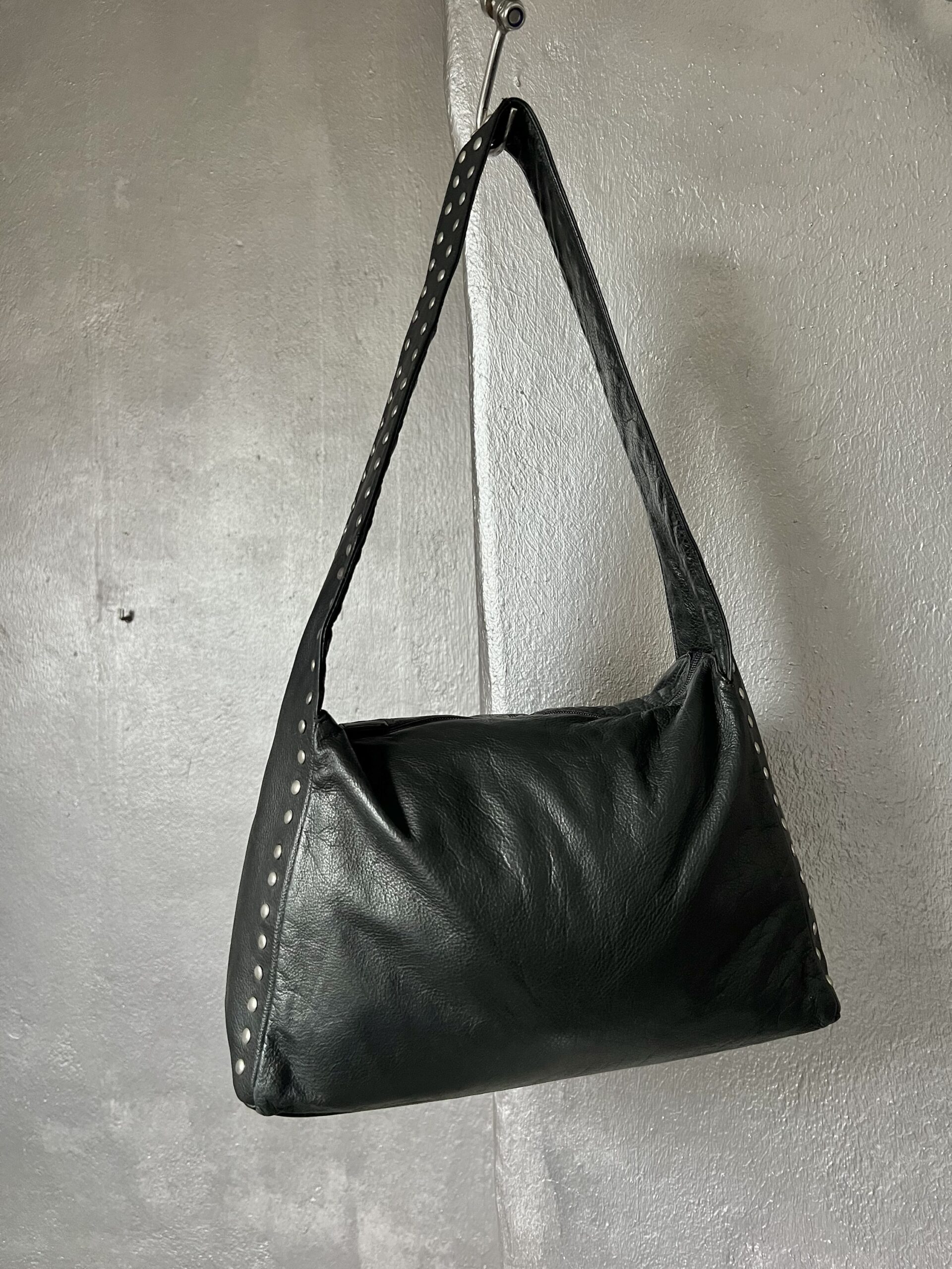 Vintage real leather shoulderbag with silver buttons black - Image 6