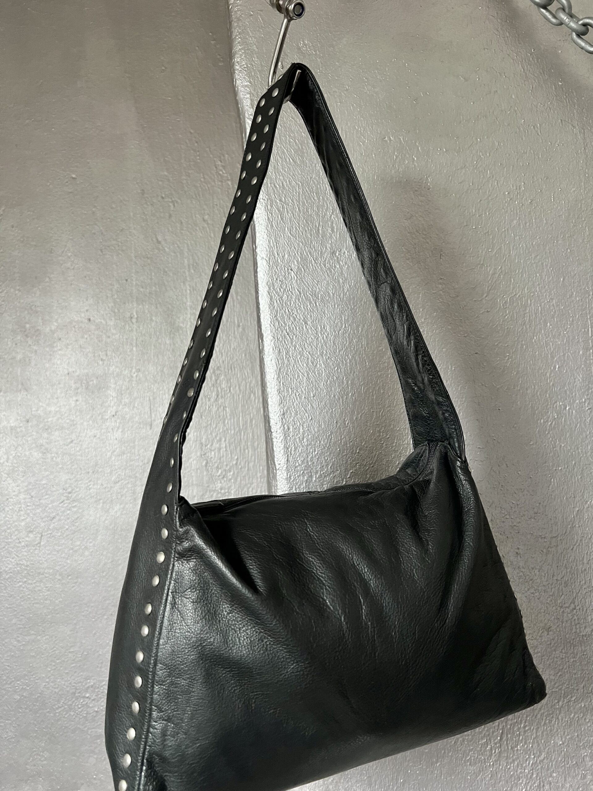 Vintage real leather shoulderbag with silver buttons black - Image 7
