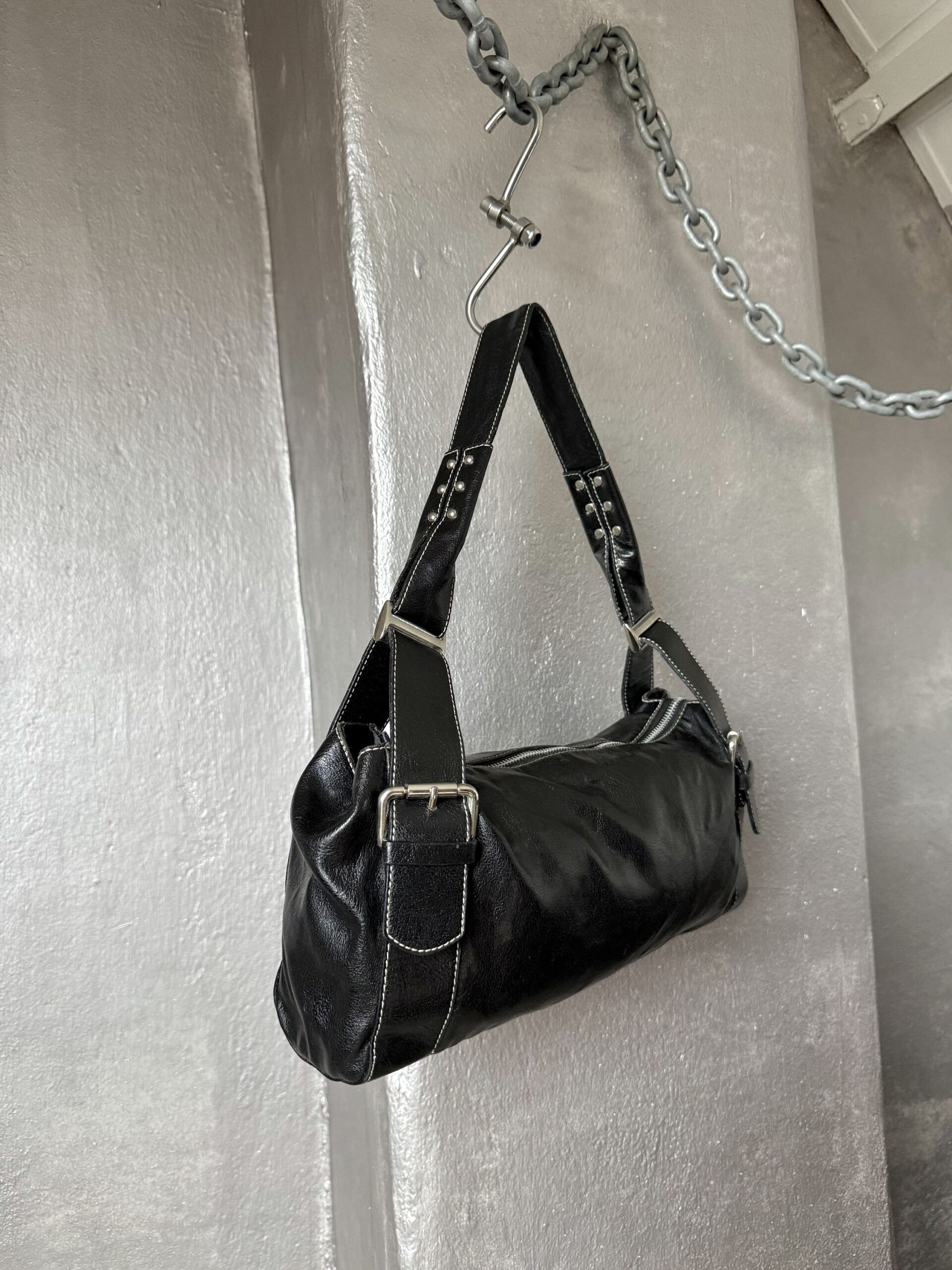 Vintage real leather shoulderbag with buckle straps black - Image 4