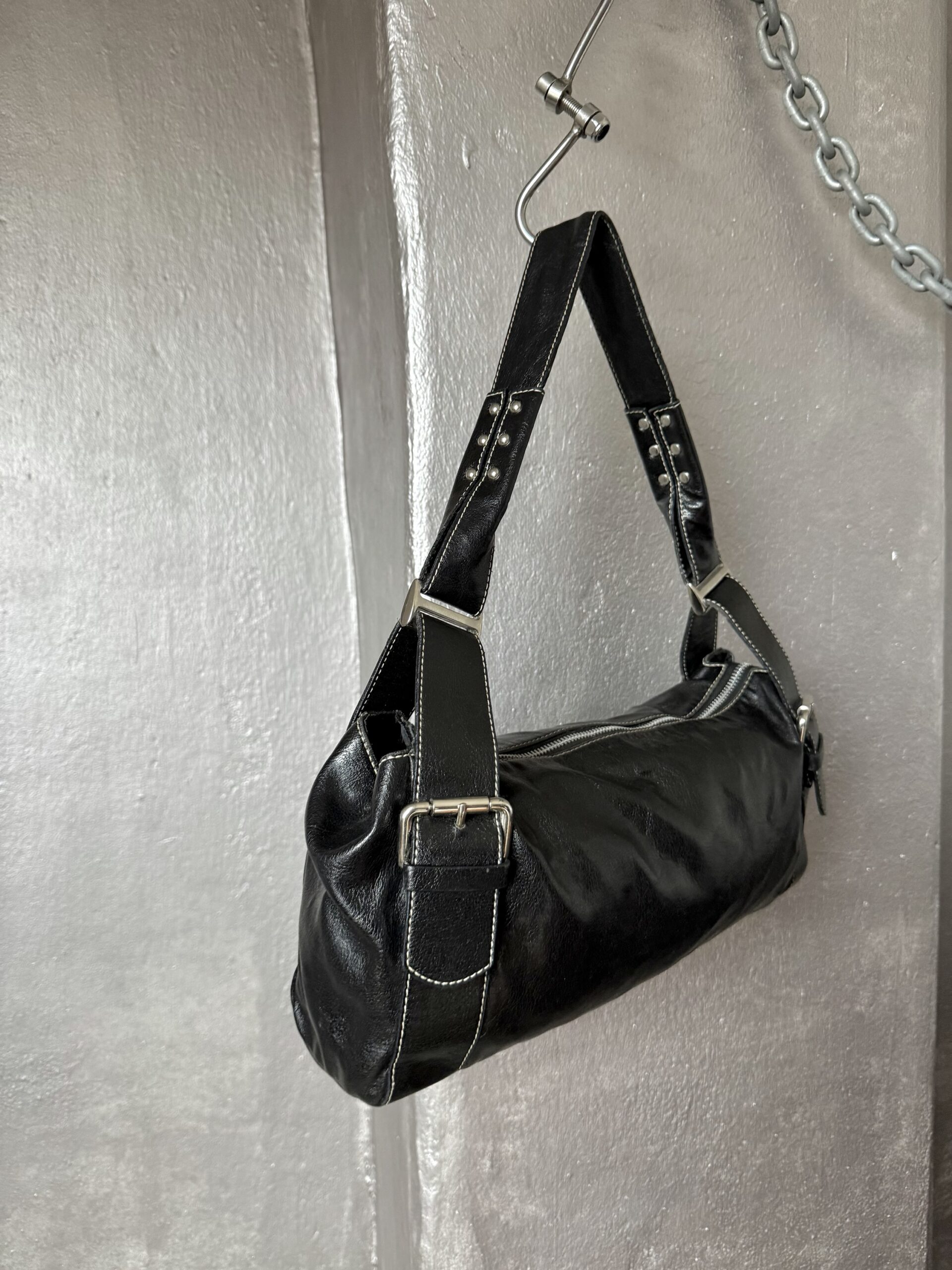 Vintage real leather shoulderbag with buckle straps black - Image 9