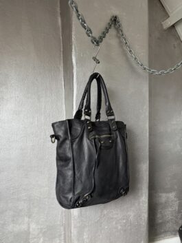 Vintage real leather shoulderbag with bronze hardware black