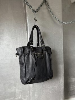 Vintage real leather shoulderbag with bronze hardware black