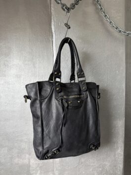 Vintage real leather shoulderbag with bronze hardware black